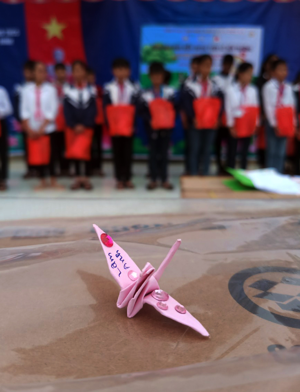 Cánh hạc giấy mang những yêu thương và sẻ chia từ bạn bè Thủ đô đến với học sinh vùng lũ miền Trung.